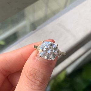 Moissanite Top Vente 3 Carat Coussin Coupe Bague de Fiançailles originale en Or Jaune 18k Fine Jewelry Rings Wholesale - Product Image 4
