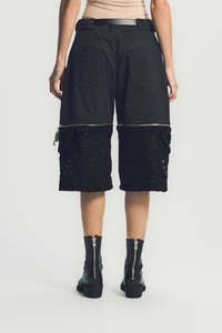 Shorts noirs de créateur pour femmes, de haute qualité, en gros, personnalisés, avec ceinture et fermetures éclair, shorts cargo en molleton, fabriqués au Pakistan - Product Image 2