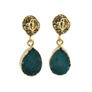 Boucles d'oreilles élégantes en pierre précieuse Druzy rouge, plaquées or, faites à la main, style pendantes, finition mate, forme poire 10x14mm - Product Image 4