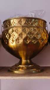 Jardinière sur piédestal élégante en laiton embossé / Vase décoratif avec motif floral quadrifoliaux embossé sur son corps et son piédestal arrondis - Product Image 3