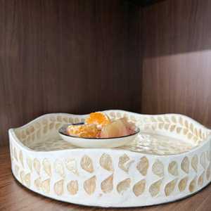Plateau de service décoratif en nacre incrustée, motif floral neutre, mosaïque artisanale, design moderne et luxueux, passe au lave-vaisselle - Product Image 5