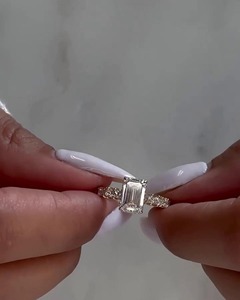 Anillo de Compromiso con Diamante Cultivado en Laboratorio, Corte Esmeralda de 2 Quilates, Oro de 14K, Certificado IGI, Joyería de Lujo para Bodas y Aniversarios - Product Image 1