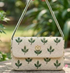 Sac à bandoulière artisanal perlé, motif floral et feuilles, vert botanique, détails tissés et boutons, usage quotidien, écologique, léger, style bohème - Product Image 2