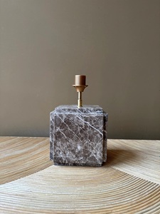 Lámpara de Mesa de Mármol Premium Diseñada con Patrones Contemporáneos Distintivos, Construcción Duradera e Iluminación Equilibrada - Product Image 6