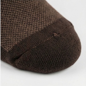 Chaussettes pour hommes à motif géométrique, tricotées, respirantes, en coton, polyester et élasthanne, pour un usage quotidien en automne, style classique - Product Image 6