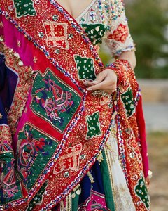 Lehenga Choli en soie blanche multicolore de designer pour femmes avec dupatta pour Navratri |   Tenue traditionnelle gujaratienne Chaniya Choli pour les fêtes - Product Image 4