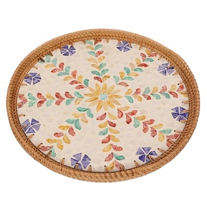 Plateau de service rond en nacre durable avec rotin, grand motif floral, fait à la main, vente en gros pour la cuisine, la table à manger - Product Image 1