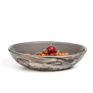 Nouvel arrivage : Plat de service en marbre blanc veiné noir, profil bas, bord large et évasé, pour îlot de cuisine moderne - Product Image 4