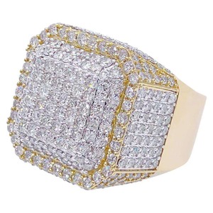 Bague en diamant moissanite de conception luxueuse, fabriquée à la main, avec une pierre claire magnifique et un look simple, parfaite pour les tenues décontractées et formelles - Product Image 2