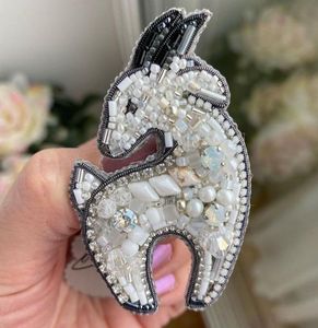 Broche Decorativo Hecho a Mano con Cuentas Bordadas, Elegante Pin de Arte Bordado con Cuentas para Ropa - Product Image 1