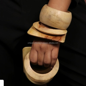 Brazaletes de madera Aurora Crest Acabado pulido suave con detalles refinados para fiestas diarias y ocasiones formales - Product Image 1