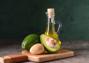 ACEITE DE AGUACATE ORGÁNICO CON RICAS GRASAS SALUDABLES PARA ADJUSTAR EN SALADAS, CUIDADO DEL CABELLO Y INDUSTRIA COSMÉTICA - Product Image 2