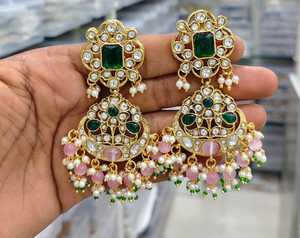Boucles d'oreilles pendantes Kundan Jhumka et Maang Tikka traditionnelles ethniques de haute qualité en alliage de zinc plaqué or avec zircon et imitation perle taille ovale - Product Image 3