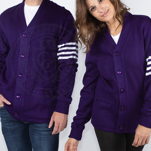 Cardigan en acrylique tricoté violet pour hommes et femmes, avec broderie de lettres grecques et rayures blanches, idéal pour toutes les saisons, pour fraternités et sororités. - Product Image 6
