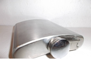 Petaca Metálica de Alta Calidad con Tapa de Rosca Segura para Uso en Exteriores - Product Image 3