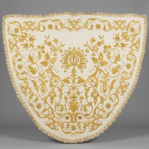 Insignia de tela bordada clásica con patrón floral dorado y cuentas, de forma irregular, para coser en prendas de vestir. - Product Image 1