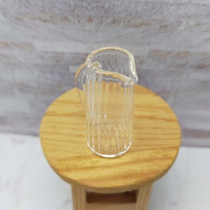 Pichet en verre miniature à l'échelle 1:12 pour la décoration, avec texture côtelée classique, poignée délicate, clarté éclatante - Product Image 6
