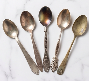Cuillère à poignée design vintage avec détails élégants, parfaite pour les fêtes de mariage et la cuisine à domicile. - Product Image 1