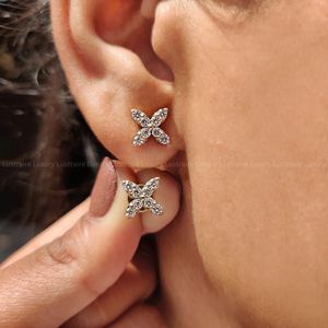 Boucles d'oreilles en forme de fleur avec diamants ronds de 0,52 carat cultivés en laboratoire, couleur E VS, en platine 950 et or jaune, faites à la main, bijou classique pour femme - Product Image 6