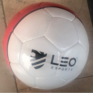 Ballon de football Leo Esports LEE 161 blanc et rouge, durable, fabriqué au Pakistan - Product Image 4