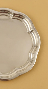 Elegante Bandeja Redonda Plateada con Borde Festoneado, de Acero Inoxidable Pulido con Acabado Espejo, para Hotel, Restaurante, Boda, Buffet - Product Image 2