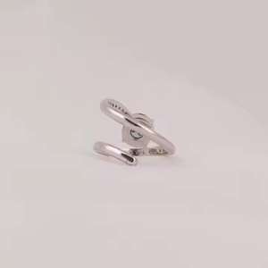 Anillo de compromiso de plata de ley 925 con circonita verde de corte brillante de 1.50 CT, diseño moderno con pavé y banda de boda cruzada, regalo. - Product Image 3