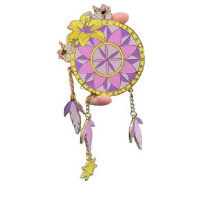 Broches en métal émaillé personnalisées avec finition nickel noir, or, argent, cuivre, paillettes et émail transparent - Product Image 1