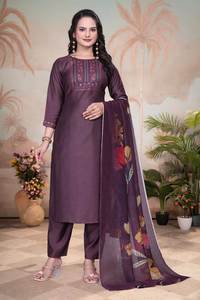 Conjunto Completo de Kurta, Pantalón y Dupatta de Viscosa Morada para Mujer, Disponible en Stock, Manga Tres Cuartos, Largo hasta la Pantorrilla, Estilo Tradicional - Product Image 3