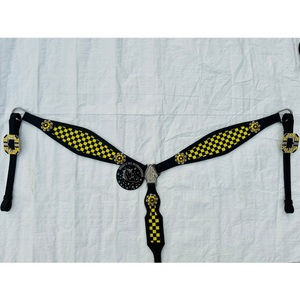 Conjunto de cabezada de una oreja y pechera de cuero negro estilo western para caballo con incrustaciones a cuadros amarillos y conchos de diamantes de imitación, equipo ecuestre - Product Image 3