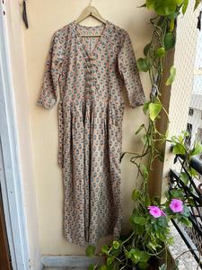 ชุดเดรสพิมพ์ลายด้วยมือ ผ้าฝ้ายอินเดีย เดรสยาว ชุดเดรสผ้าฝ้ายอินเดีย คอวี แขนยาว พิมพ์ลายดอกไม้ ชุดเดรสยาวแม็กซี่สำหรับผู้หญิง - Product Image 6