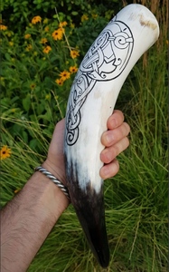 Corne à boire artisanale, écologique, 100% naturelle, style Viking médiéval, polie, motif animal traditionnel, nautique, Europe, bière, sel - Product Image 5