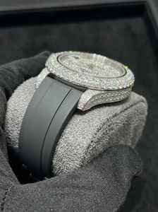 Montre de luxe pour hommes, lunette en diamant, boîtier en or jaune, cadran noir, bracelet en caoutchouc, montre-bracelet analogique avec date - Product Image 2
