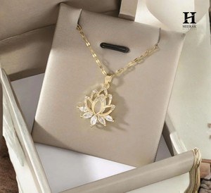 Joyería Floral de Diamantes de Lujo al por Mayor, Collar con Colgante de Loto de Oro Personalizado - Product Image 4