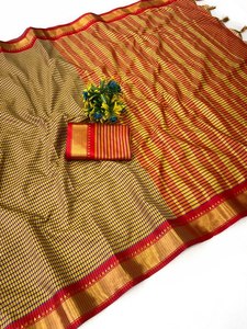 Este elegante conjunto presenta un clásico sari de algodón indio del sur tejido a mano, combinado perfectamente con una blusa sin coser a juego. - Product Image 2