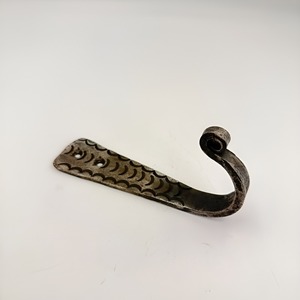 Gancho de Pared de Hierro Forjado a Mano, Estilo Antiguo |   Perchero individual rústico con diseño de escamas de pez para casa de campo - Product Image 3