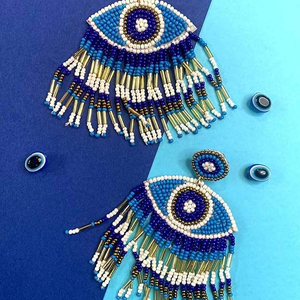 Boucles d'oreilles élégantes faites à la main en polyester brodé, avec perles, fleurs en verre et coton, logo personnalisé, légères et de haute qualité - Product Image 2