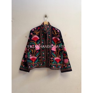 Chaqueta de Terciopelo Estilo Boho para Mujer, Bordada a Mano con Diseño Floral Suzani, Cuello Mandarín, Manga Larga, Chaqueta Corta de Invierno - Product Image 1