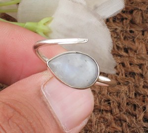 Anillo de compromiso y boda bohemio de plata de ley 925 con piedra lunar arcoíris natural en forma de pera y destello azul en forma de lágrima - Product Image 1
