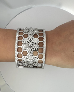Brazalete Moderno Bañado en Rodio con Patrón Hexagonal e Incrustaciones de Cristales de Imitación para Joyería de Fiesta para Mujer - Product Image 3
