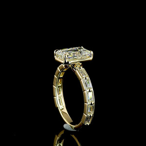 Anillo de Compromiso con Diamante Cultivado en Laboratorio con Corte Esmeralda Clásico Certificado por IGI, Piedras Laterales Baguette, Chapado en Rodio, Oro de 10K, 14K, 18K, Plata 925, 935 - Product Image 4