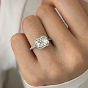 Bague de fiançailles en or blanc 14 carats avec diamant de laboratoire taille émeraude 2 carats F VVS2, sertissage halo, taille émeraude est-ouest, certifiée IGI - Product Image 1