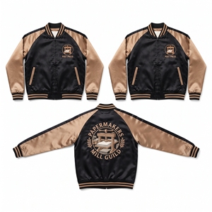 Chaqueta Varsity de Satén Verde Crema Personalizada para Proveedores B2B con Cremallera, Bordado Personalizado, Estilo Béisbol, Colección Wetland Sanctuary Guild - Product Image 4