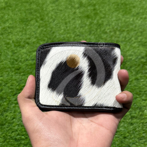 Cartera de cuero artesanal con pelo de vaca, delgada, plegable, minimalista, tarjetero de cuero para uso diario. - Product Image 1