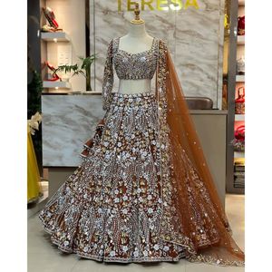 ชุดเลเฮนกาโชลีสำหรับงานแต่งงานของผู้หญิง ดีไซน์เนอร์ออกแบบ ประดับด้วยงานปักเลื่อมกระจกแท้ สำหรับโอกาสพิเศษ - Product Image 3