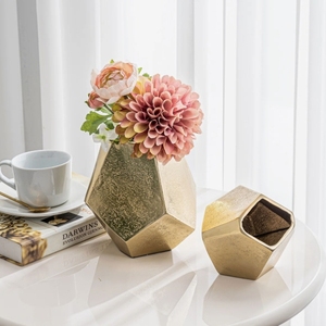 Juego de Jarrones Geométricos de Metal Dorado Antiguo - Recipientes Florales Facetados Modernos para Decoración Elegante del Hogar y Centro de Mesa de Lujo - Product Image 1