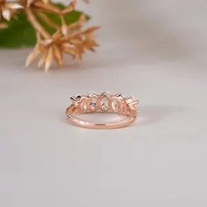 Anillo de Boda de Cinco Piedras con Moissanita de Corte Ovalado en Oro Rosa Impresionante, Elegante Joyería para Mujer - Product Image 2