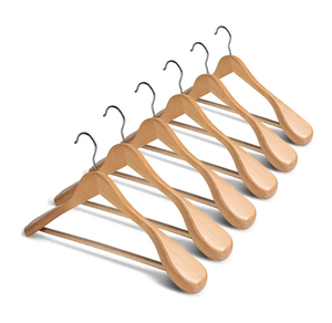 Cintres à vêtements en bois au style attrayant et unique pour la décoration de dressing moderne ou de showroom. - Product Image 2