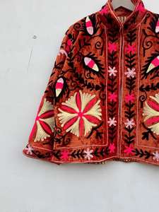 Veste en velours brodée à la main avec des motifs floraux, style bohème Suzani - Product Image 3