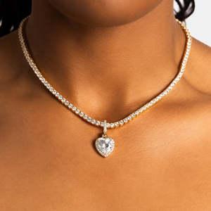 Pendentif de luxe en forme de cœur avec halo |   Collier avec pendentif cœur plaqué or |   Pendentif de mode en diamant simulé VVS - Product Image 3
