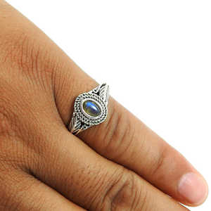 Nouvelle arrivée : bague en argent sterling 925 oxydé avec pierre précieuse labradorite, style bohème, sertissage clos, fabrication artisanale. - Product Image 3